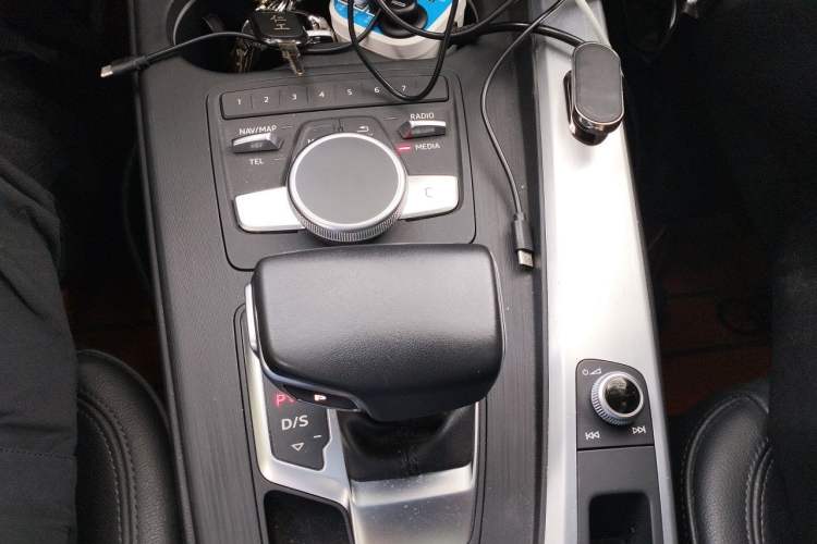 Used Audi A4L 2018 30th Anniversary Edition 40 TFSI Fashion Model Gear Lever