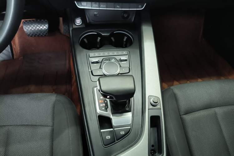 Used Audi A4L 2018 30th Anniversary Edition 40 TFSI Trendy Model Gear Lever