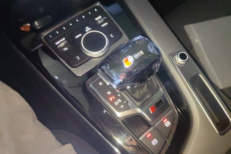 Used Audi A4L 2018 30th Anniversary Edition 40 TFSI Trendy Model Gear Lever