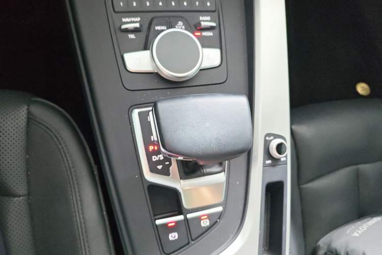 Used Audi A4L 2018 30th Anniversary Edition 40 TFSI Fashion Model Gear Lever