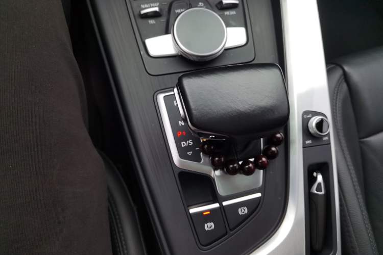 Used Audi A4L 2018 30th Anniversary Edition 40 TFSI Fashion Model Gear Lever