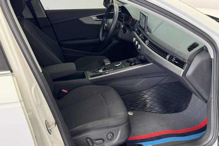 Used Audi A4L 2018 30th Anniversary Edition 40 TFSI Trendy Model Interior 2