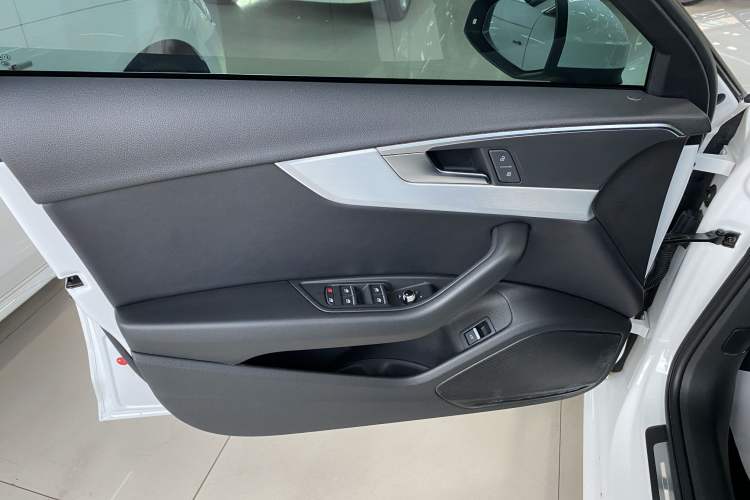 Used Audi A4L 2018 30th Anniversary Edition 40 TFSI Sport Edition Interior 9