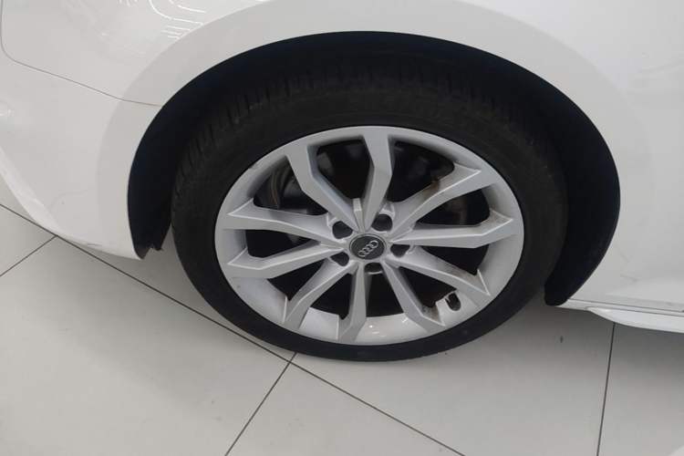 Used Audi A4L 2018 30th Anniversary Edition 40 TFSI Fashion Model Left Front Wheel Hub