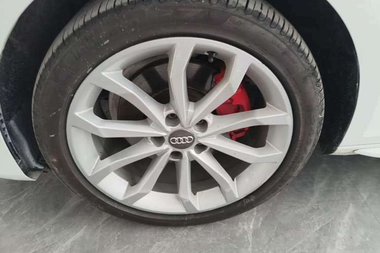 Used Audi A4L 2018 30th Anniversary Edition 40 TFSI Fashion Model Left Front Wheel Hub