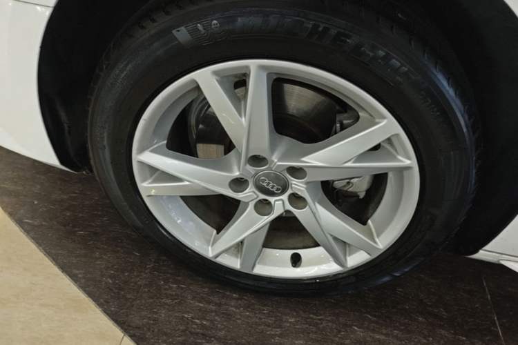 Used Audi A4L 2018 30th Anniversary Edition 40 TFSI Trendy Model Left Front Wheel Hub