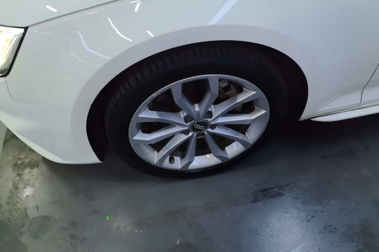 Used Audi A4L 2018 30th Anniversary Edition 40 TFSI Fashion Model Left Front Wheel Hub