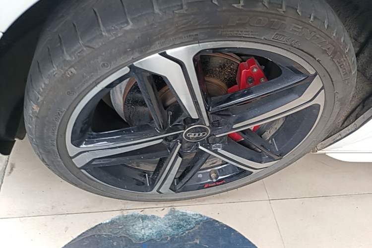 Used Audi A4L 2018 30th Anniversary Edition 40 TFSI Fashion Model Left Front Wheel Hub