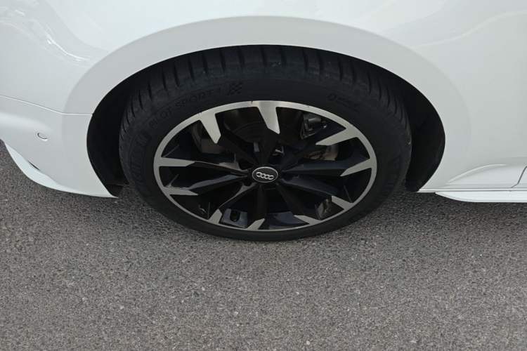 Used Audi A4L 2018 30th Anniversary Edition 40 TFSI Fashion Model Left Front Wheel Hub
