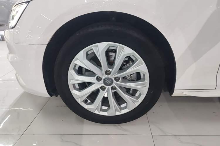 Used Audi A4L 2018 30th Anniversary Edition 40 TFSI Trendy Model Left Front Wheel Hub