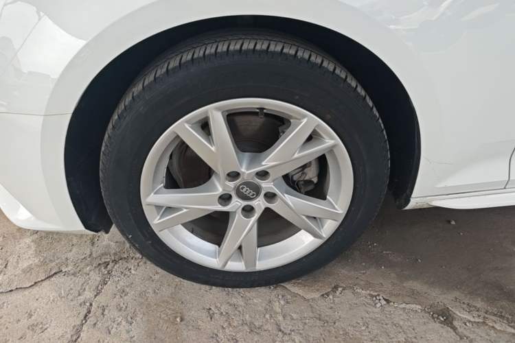 Used Audi A4L 2018 30th Anniversary Edition 40 TFSI Trendy Model Left Front Wheel Hub