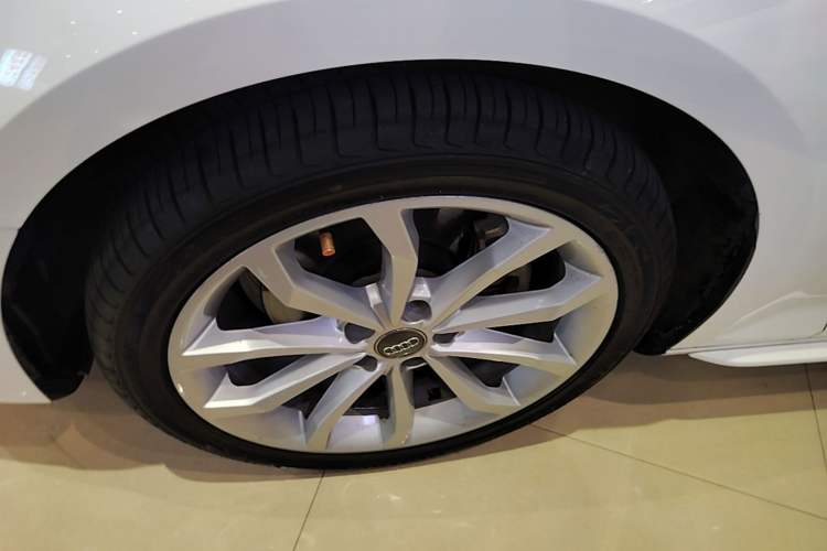 Used Audi A4L 2018 30th Anniversary Edition 40 TFSI Trendy Model Left Front Wheel Hub