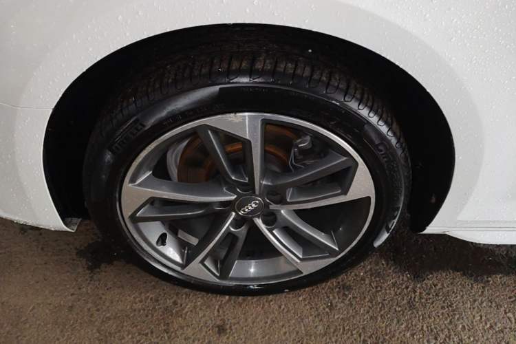 Used Audi A4L 2018 30th Anniversary Edition 40 TFSI Fashion Model Left Front Wheel Hub