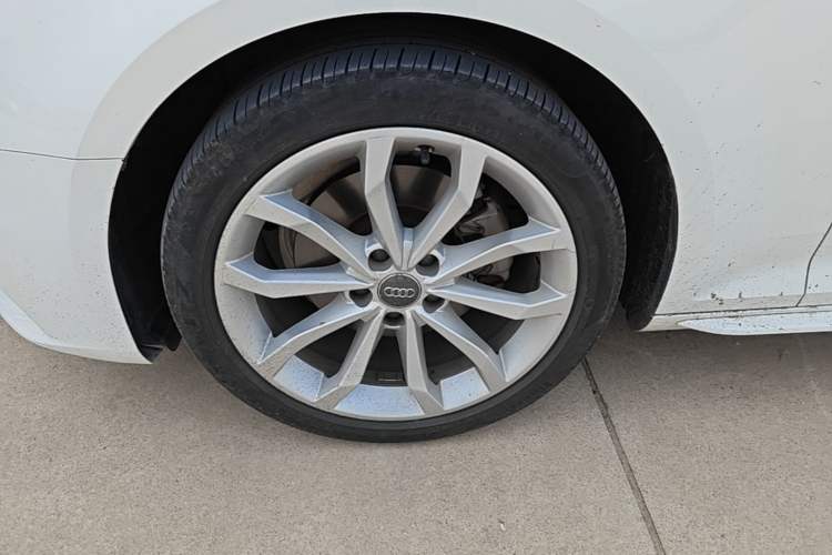 Used Audi A4L 2018 30th Anniversary Edition 40 TFSI Fashion Model Left Front Wheel Hub