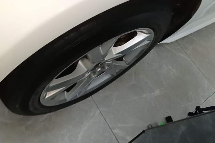 Used Audi A4L 2018 30th Anniversary Edition 40 TFSI Trendy Model Left Front Wheel Hub