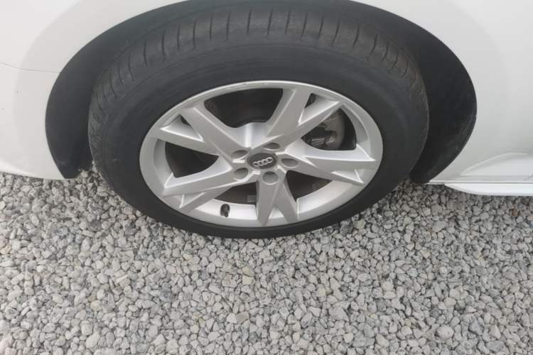 Used Audi A4L 2018 30th Anniversary Edition 40 TFSI Trendy Model Left Front Wheel Hub