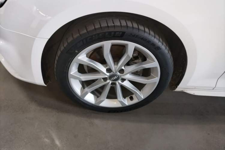 Used Audi A4L 2018 30th Anniversary Edition 40 TFSI Fashion Model Left Front Wheel Hub