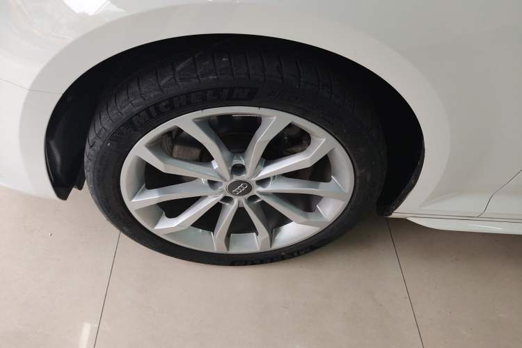 Used Audi A4L 2018 30th Anniversary Edition 40 TFSI Fashion Model Left Front Wheel Hub