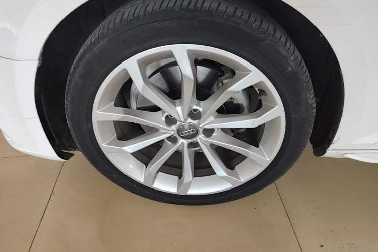 Used Audi A4L 2018 30th Anniversary Edition 40 TFSI Fashion Model Left Front Wheel Hub
