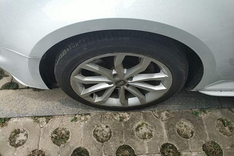 Used Audi A4L 2018 30th Anniversary Edition 40 TFSI Fashion Model Left Front Wheel Hub