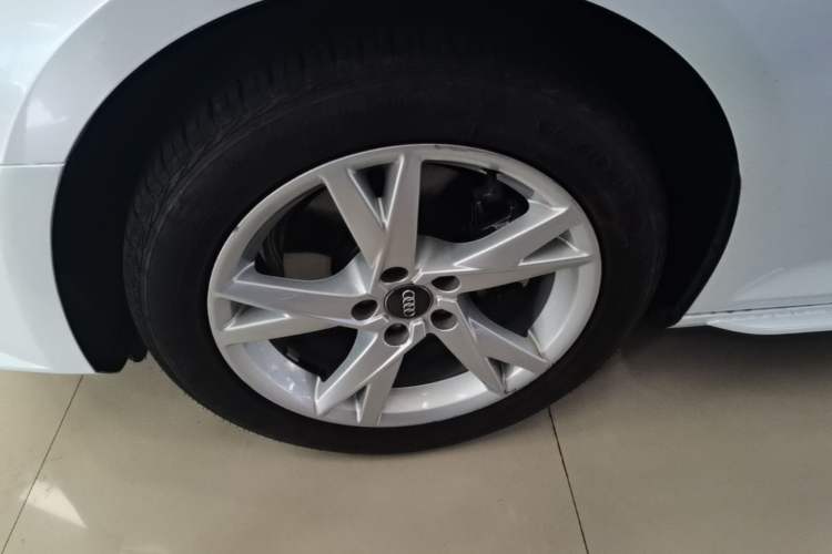 Used Audi A4L 2018 30th Anniversary Edition 40 TFSI Trendy Model Left Front Wheel Hub