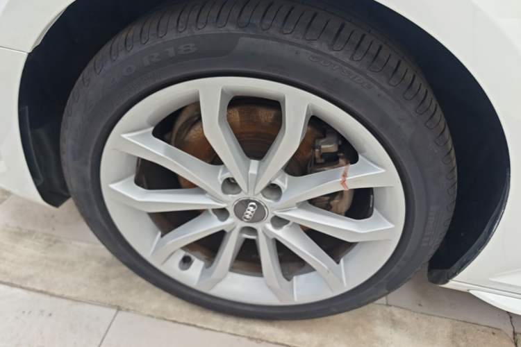 Used Audi A4L 2018 30th Anniversary Edition 40 TFSI Fashion Model Left Front Wheel Hub