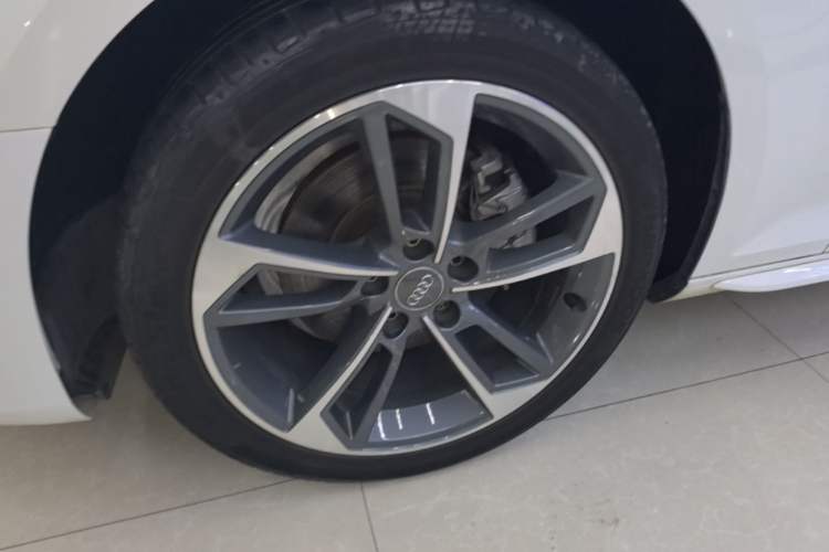 Used Audi A4L 2018 30th Anniversary Edition 40 TFSI Fashion Model Left Front Wheel Hub
