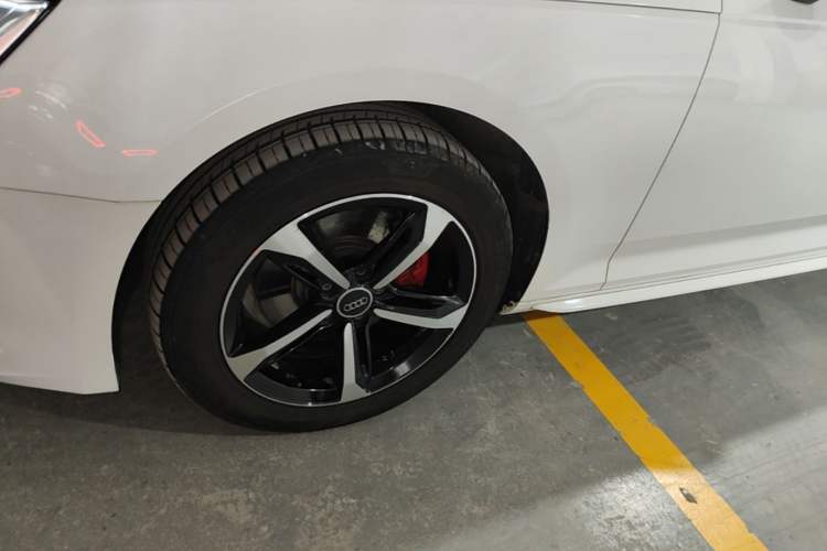 Used Audi A4L 2018 30th Anniversary Edition 40 TFSI Trendy Model Left Front Wheel Hub