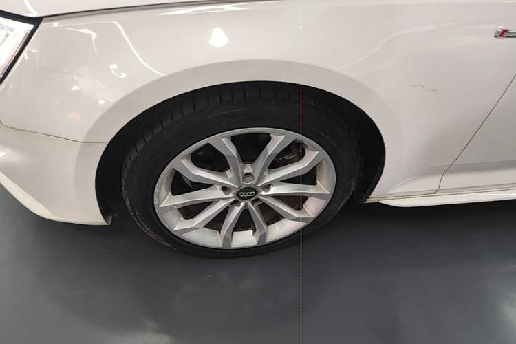 Used Audi A4L 2018 30th Anniversary Edition 40 TFSI Fashion Model Left Front Wheel Hub