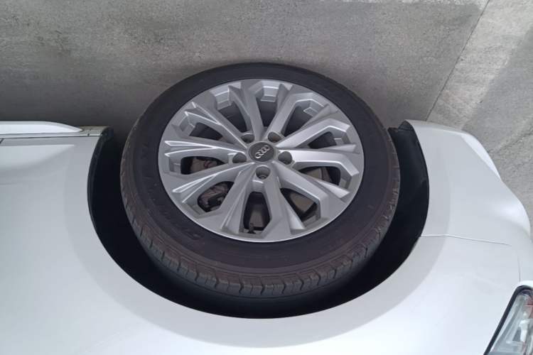 Used Audi A4L 2018 30th Anniversary Edition 40 TFSI Trendy Model Left Front Wheel Hub