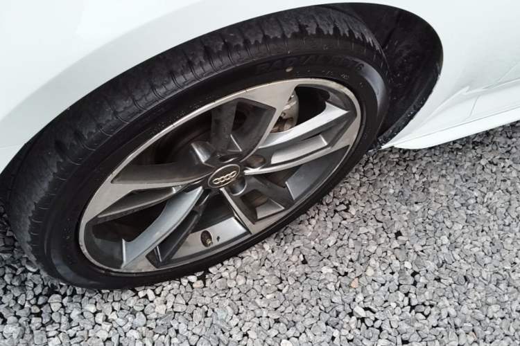 Used Audi A4L 2018 30th Anniversary Edition 40 TFSI Trendy Model Left Front Wheel Hub