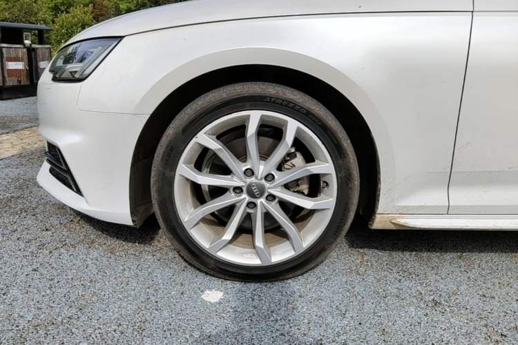 Used Audi A4L 2018 30th Anniversary Edition 40 TFSI Trendy Model Left Front Wheel Hub