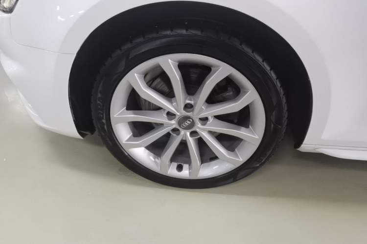 Used Audi A4L 2018 30th Anniversary Edition 40 TFSI Fashion Model Left Front Wheel Hub