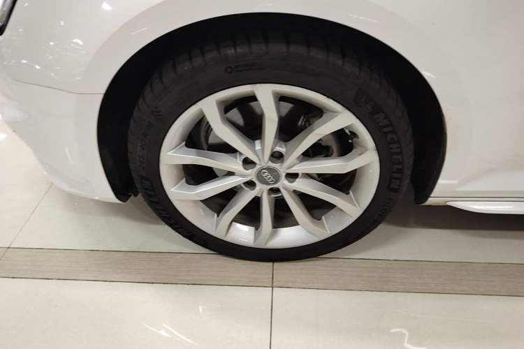Used Audi A4L 2018 30th Anniversary Edition 40 TFSI Fashion Model Left Front Wheel Hub