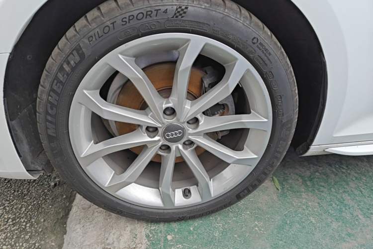 Used Audi A4L 2018 30th Anniversary Edition 40 TFSI Fashion Model Left Front Wheel Hub