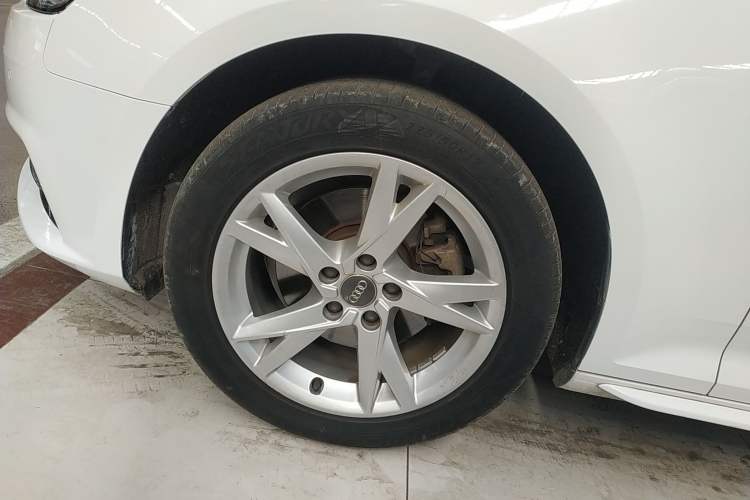 Used Audi A4L 2018 30th Anniversary Edition 40 TFSI Trendy Model Left Front Wheel Hub
