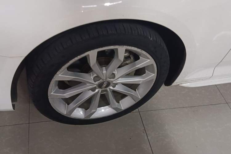 Used Audi A4L 2018 30th Anniversary Edition 40 TFSI Fashion Model Left Front Wheel Hub