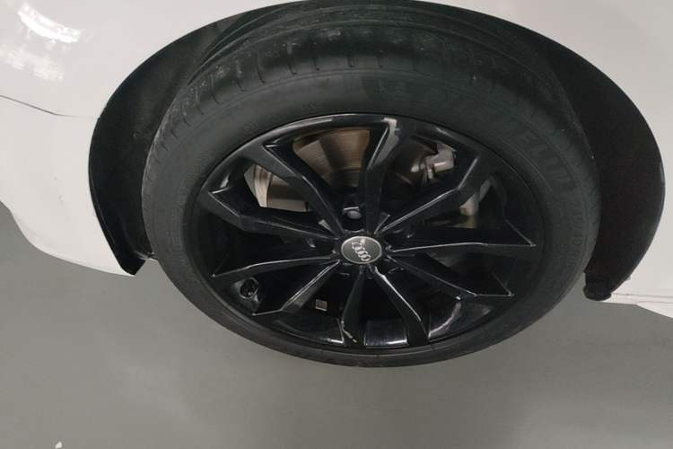 Used Audi A4L 2018 30th Anniversary Edition 40 TFSI Fashion Model Left Front Wheel Hub