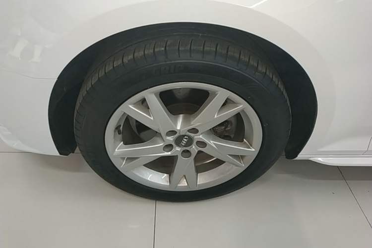 Used Audi A4L 2018 30th Anniversary Edition 40 TFSI Trendy Model Left Front Wheel Hub