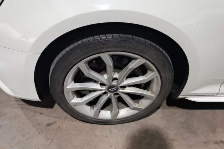 Used Audi A4L 2018 30th Anniversary Edition 40 TFSI Fashion Model Left Front Wheel Hub