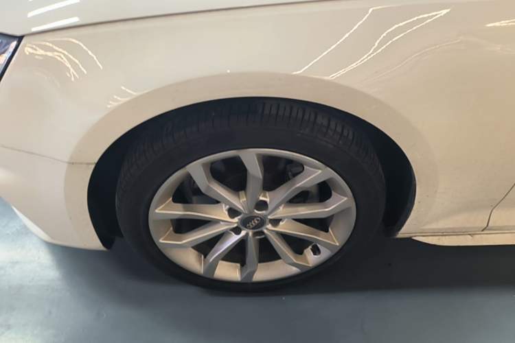 Used Audi A4L 2018 30th Anniversary Edition 40 TFSI Fashion Model Left Front Wheel Hub