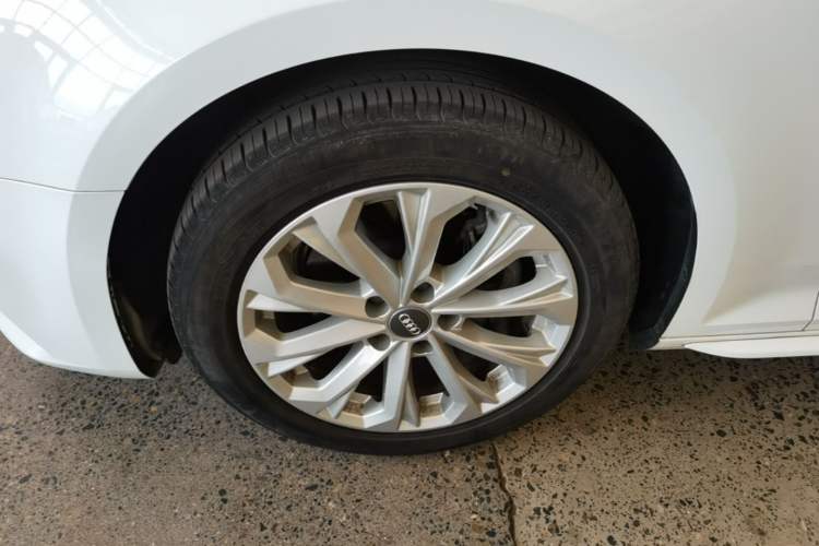 Used Audi A4L 2018 30th Anniversary Edition 40 TFSI Trendy Model Left Front Wheel Hub