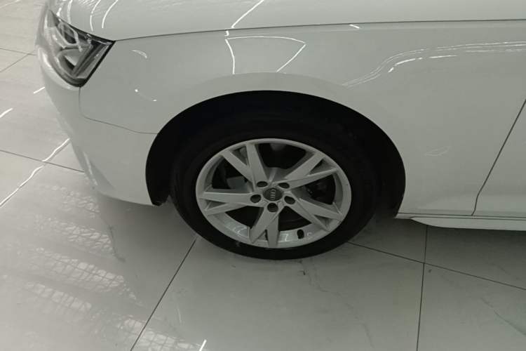 Used Audi A4L 2018 30th Anniversary Edition 40 TFSI Trendy Model Left Front Wheel Hub