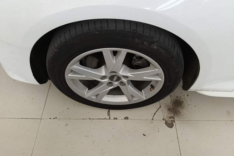 Used Audi A4L 2018 30th Anniversary Edition 40 TFSI Trendy Model Left Front Wheel Hub