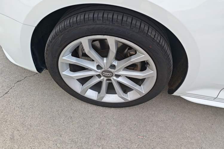 Used Audi A4L 2018 30th Anniversary Edition 40 TFSI Fashion Model Left Front Wheel Hub