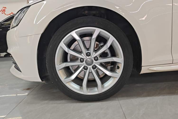 Used Audi A4L 2018 30th Anniversary Edition 40 TFSI Fashion Model Left Front Wheel Hub