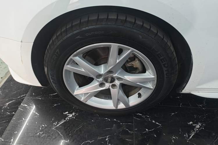 Used Audi A4L 2018 30th Anniversary Edition 40 TFSI Trendy Model Left Front Wheel Hub
