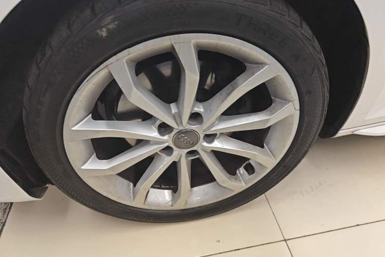 Used Audi A4L 2018 30th Anniversary Edition 40 TFSI Fashion Model Left Front Wheel Hub