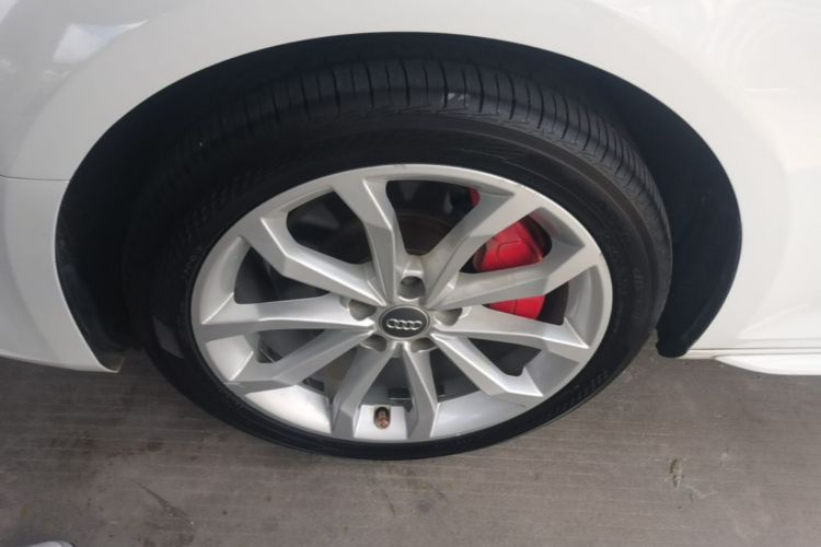 Used Audi A4L 2018 30th Anniversary Edition 45 TFSI quattro Individual Sport Edition Left Front Wheel Hub