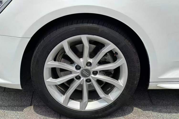 Used Audi A4L 2018 30th Anniversary Edition 40 TFSI Trendy Model Left Front Wheel Hub